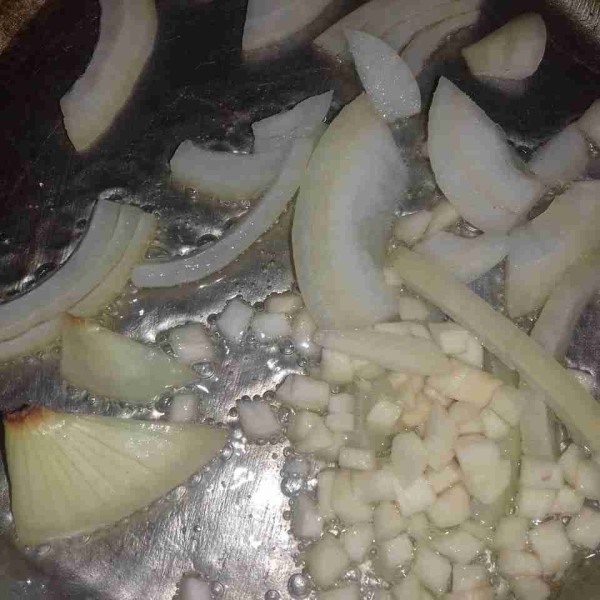 Tumis bawang putih dan bawang bombay hingga harum.