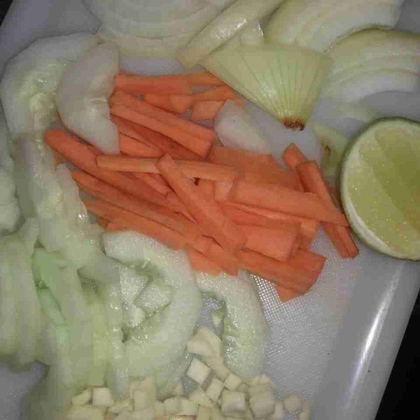 Siapkan bahan-bahan yang diperlukan.