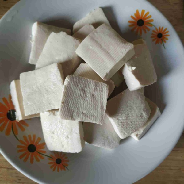 Cuci tahu dan potong-potong tahu lalu tiriskan dengan tisu dapur agar tidak terlalu berair.