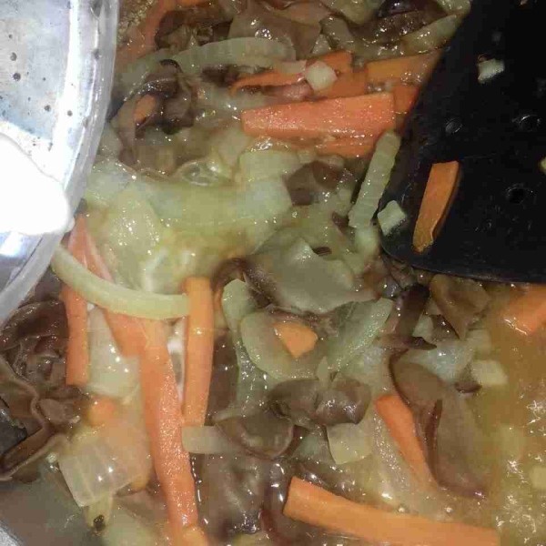 Masukkan larutan maizena, aduk hingga rata.