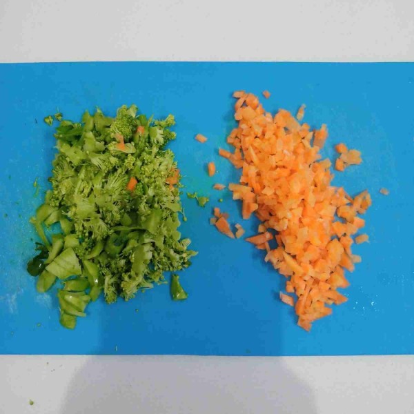 Cincang wortel dan brokoli.