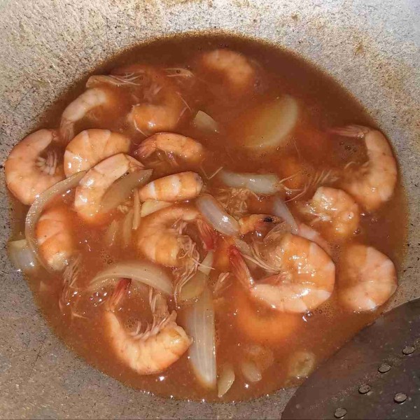 Tambahkan air, bumbu saus, gula pasir, garam, dan merica bubuk. Masak hingga kuah mengental. Setelah matang sebelum dihidangkan kucuri air perasan jeruk lemon. Sajikan.