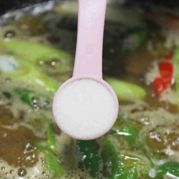 Masukkan garam dan gula, aduk rata, matikan api lalu sajikan.