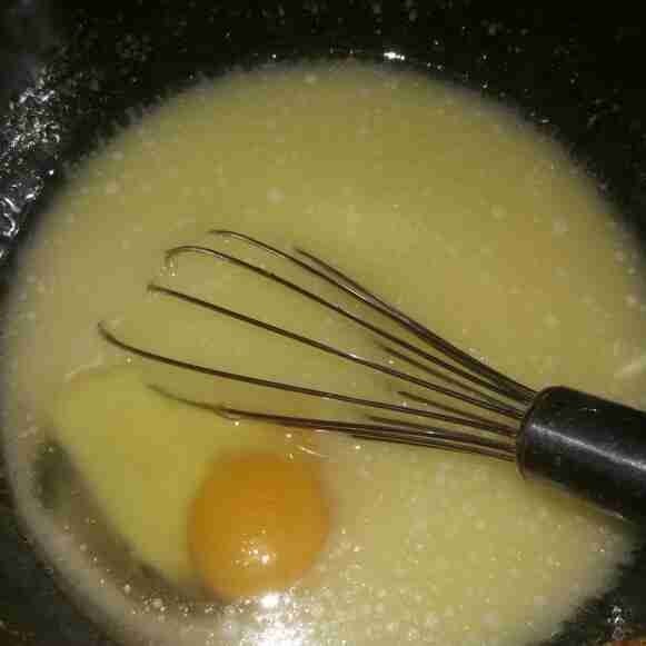 Masukkan telur, kocok kembali hingga tercampur rata.