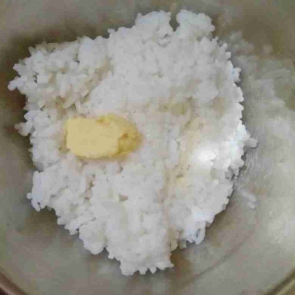 Ambil semangkok nasi putih, kemudian masukkan margarin, aduk hingga tercampur rata.