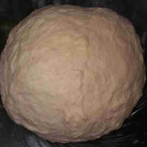 Setelah kalis, tutup adonan dan istirahatkan kembali selama 30 menit. Setelah 30 menit, adonan akan mengembang kembali 2 kali lipat dari sebelumnya.