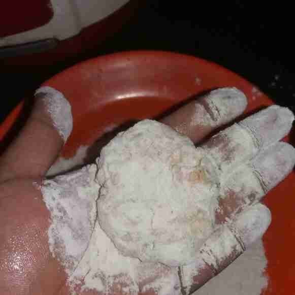 Baluri dengan tepung terigu.