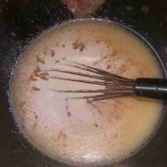 Tambahkan ragi, aduk kembali hingga tercampur rata.