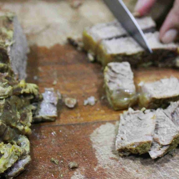 Potong-potong daging, kemudian tumis daging sesaat hingga kecoklatan lalu sisihkan.