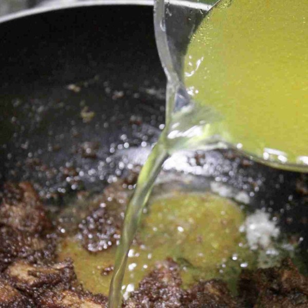 Masukkan kaldu sisa rebusan daging.