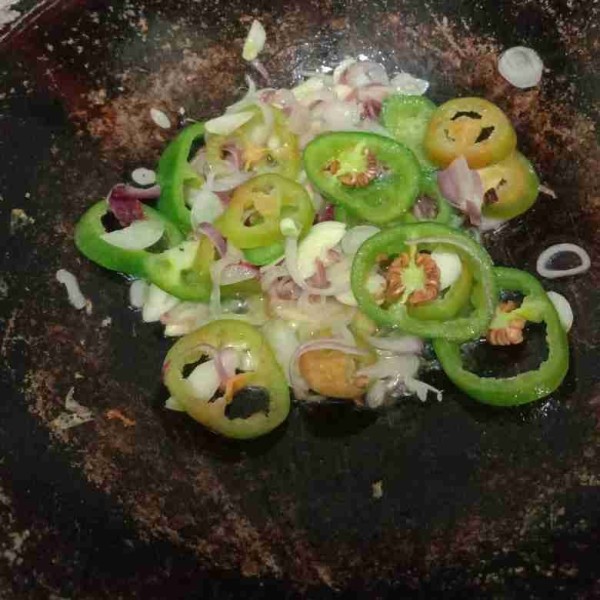 Panaskan 4 sdm minyak goreng,  tumis bawang merah, bawang putih dan cabe gendot hingga matang.