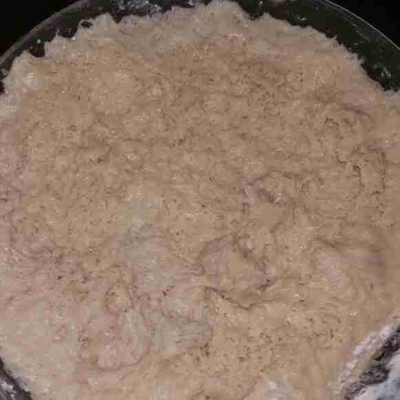 Setelah 60 menit adonan akan mengembang 2 kali lipat dari sebelumnya, uleni hingga adonan kalis.