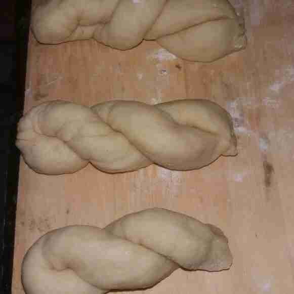 Satukan kedua ujung adonan, adonan akan otomatis memutar membentuk tambang. Lakukan step ini hingga adonan habis.