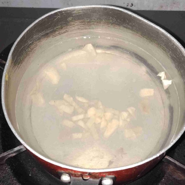 Rebus kaldu sapi, masukkan bawang putih, masak sampai mendidih.