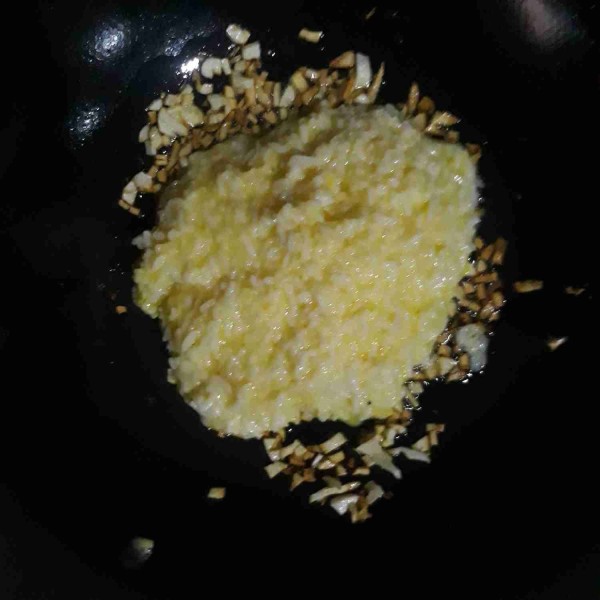Masukkan nasi yang sudah tercampur telur. Masak sambil diaduk sampai telur matang.