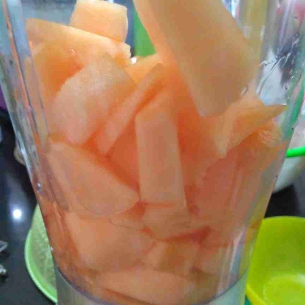 Kupas dan potong rock melon, masukkan ke dalam blender. Tambahkan 200 ml air, lalu blender hingga halus.