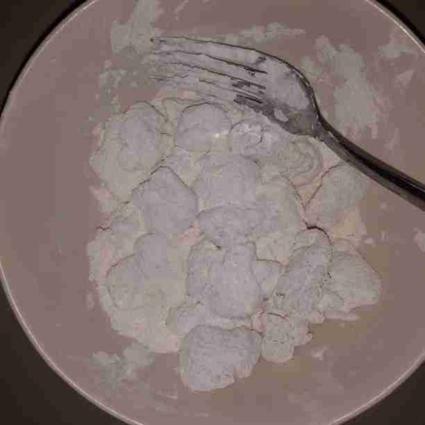 Campurkan tepung terigu dan tepung maizena. Masukkan ayam aduk hingga ayam tertutup tepung.