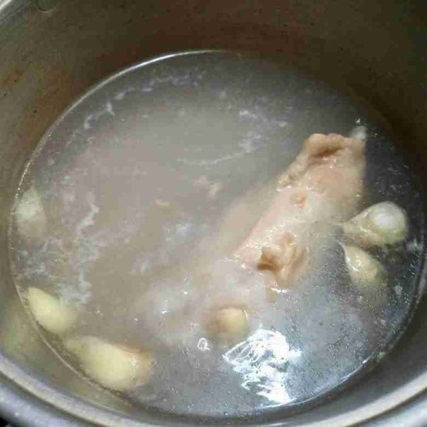 Rebus daging ayam, bawang putih dan jahe dengan api kecil hingga daging matang dan empuk.