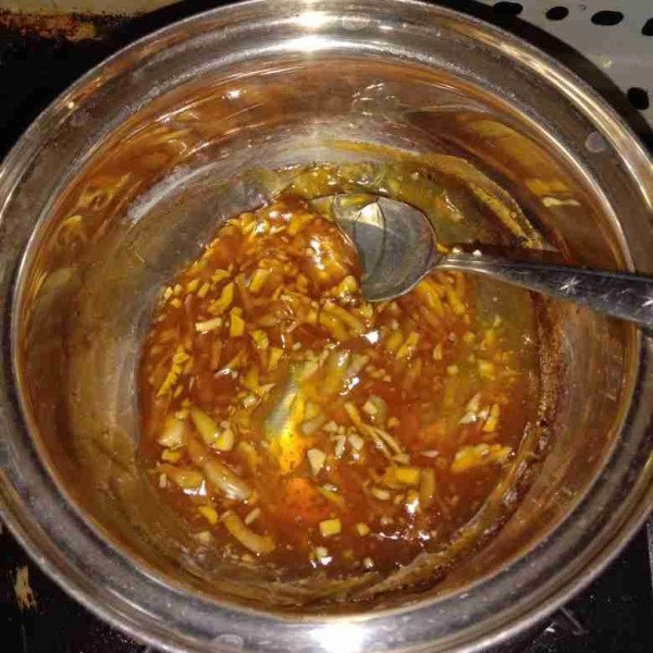 Tuang cairan tepung maizena ke dalam panci, kemudian masak hingga saus mendidih dan mengental, angkat.