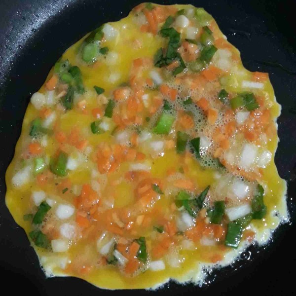 Masak telur di dalam telfon yang sudah diberi minyak, jangan terlalu banyak memasukan telur supaya tidak susah menghitungnya kira-kira 1 sendok sayur.