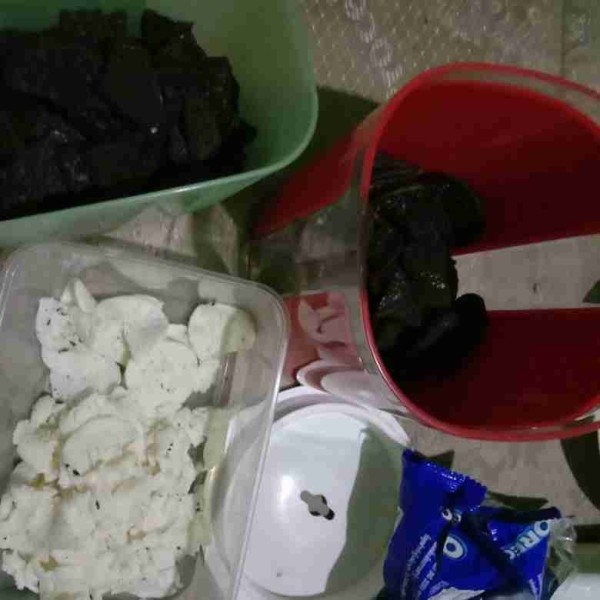 Pisahkan oreo dengan creamnya.