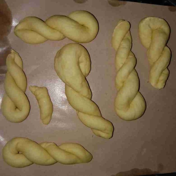 Tutup adonan dengan plastik wrap, biarkan selama 15 menit (proses fermentasi 3).