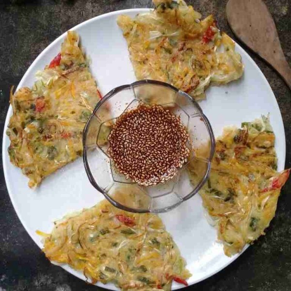 Angkat, potong sesuai selera, sajikan.