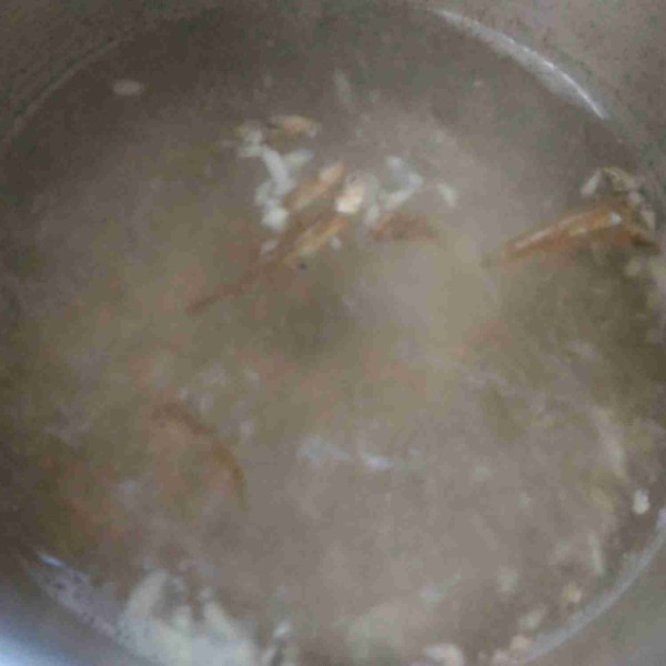 Rebus air hingga mendidih, masukkan ikan teri dan bawang putih, rebus selama 5 menit, pastikan panci tertutup.