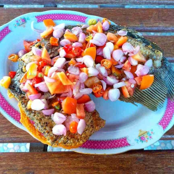 Sajikan ikan gurami goreng lalu siram dengan sambal dabu-dabu diatasnya.
