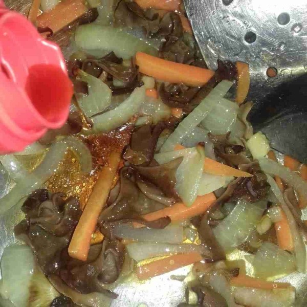 Tambahkan soy sauce, gula, kaldu bubuk, dan sedikit air, aduk hingga rata.