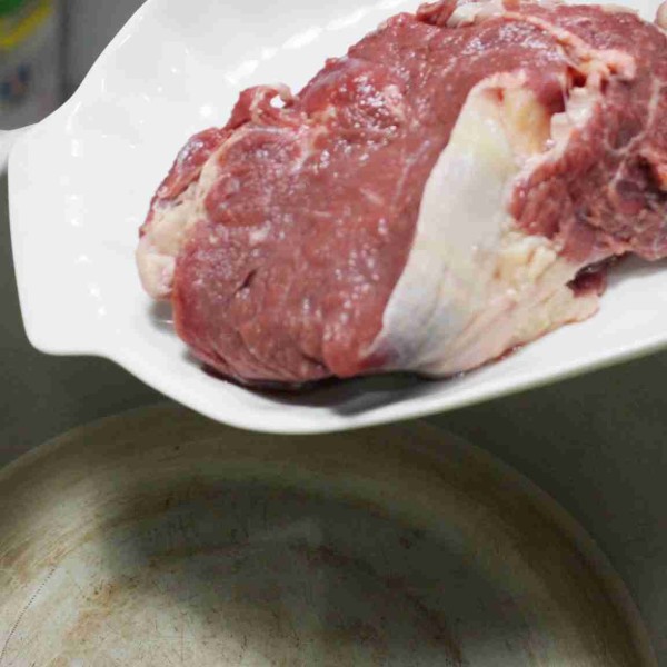 Masukkan daging dalam presto dan tambahkan semua bumbu ungkep. Masak hingga daging matang dan empuk.