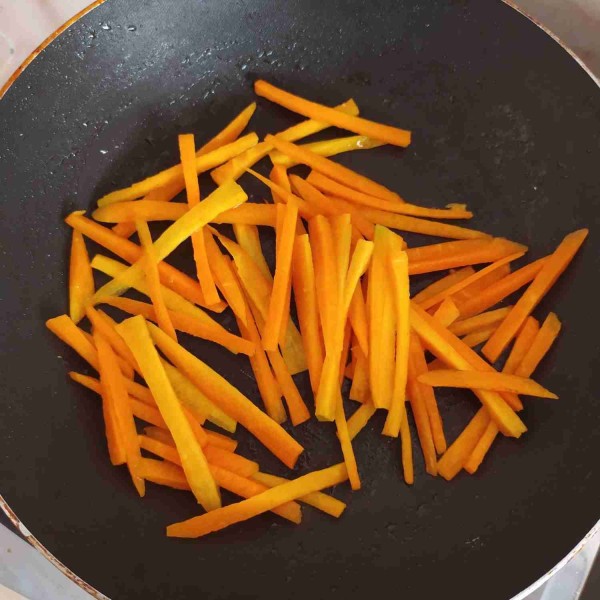 Panaskan kembali minyak, masukkan wortel dan bumbui dengan garam secukupnya. Tumis hingga wortel layu, angkat.