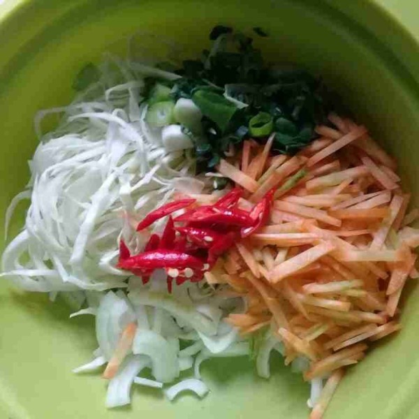 Masukkan sayuran yang sudah dicuci ke dalam mangkok.