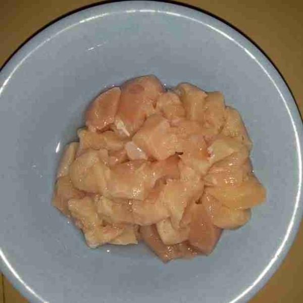 Cuci ayam lalu potong dadu, kemudian marinasi ayam hingga bumbu meresap.