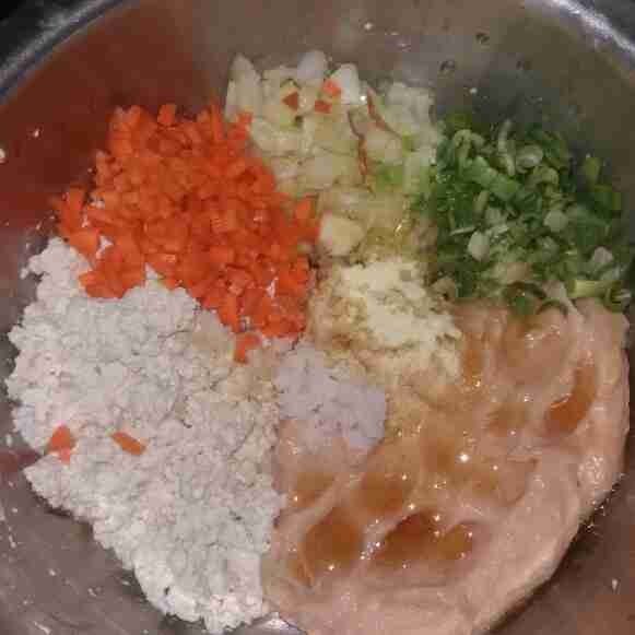 Siapakan semua bahan dalam satu wadah, aduk hingga tercampur rata.