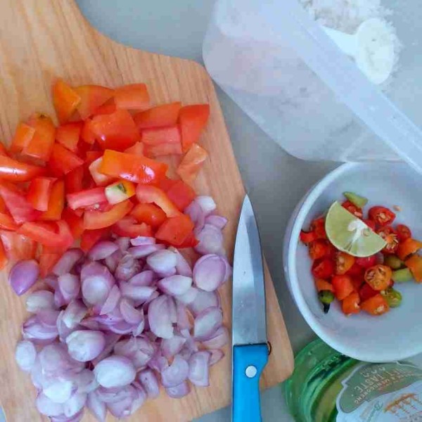 Iris bawang, cabai dan potong kotak tomatnya, bisa tambahkan tomat hijau bila ada.