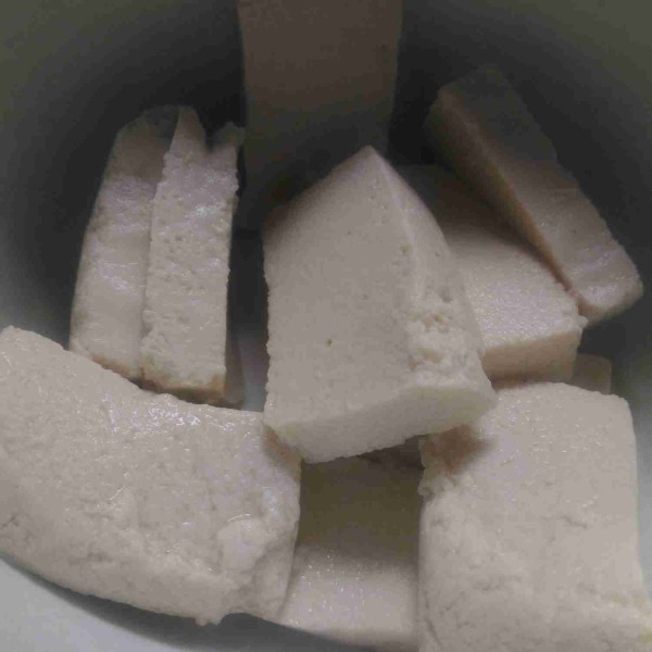 Cuci tahu lalu potong agak tipis.