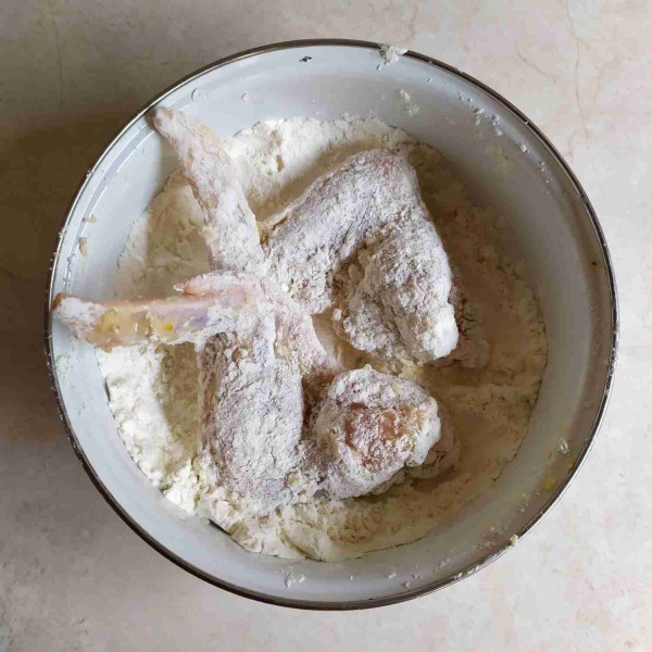 Masukkan sayap ayam ke dalam adonan tepung, tekan-tekan sedikit hingga tepung menempel.