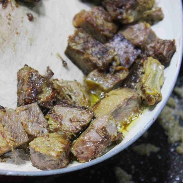 Masukkan daging yang telah dimasak dalam bumbu tumisan.