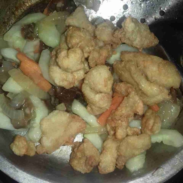 Terakhir masukkan potongan timun dan daging ayam yang sudah di goreng, aduk rata dan sajikan.