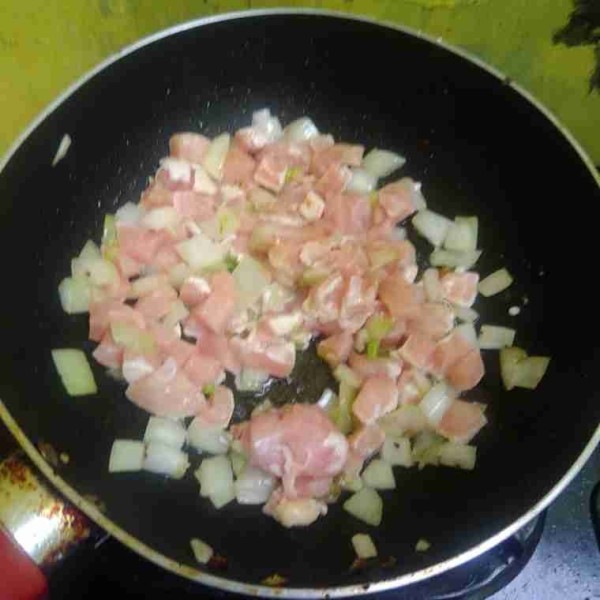 Masukkan daging ayam dan bawang bombay, masak hingga matang.