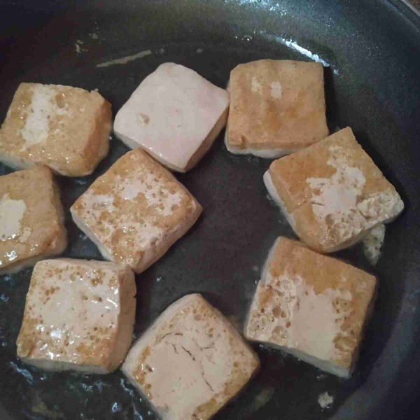 Panaskan 3 sdm minyak goreng lalu goreng tahu bolak balik sampai kecoklatan di kedua sisinya, angkat dan tiriskan minyaknya.