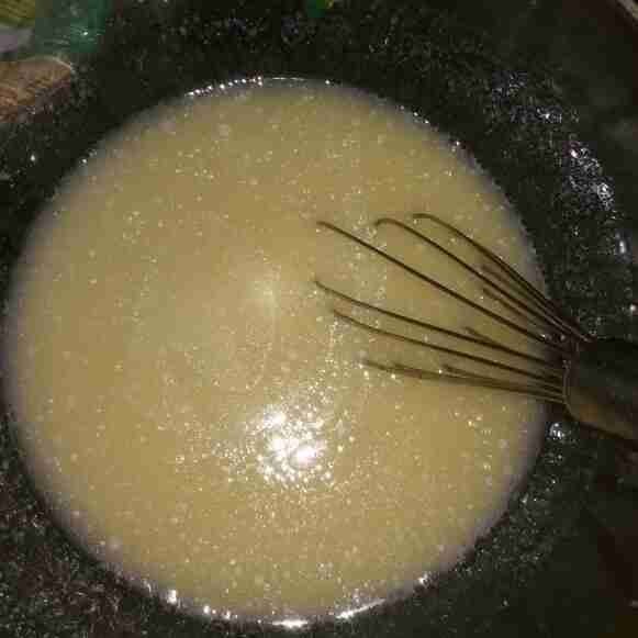 Campur susu dan butter yang sudah dicairkan kemudian kocok menggunakan whisker hingga tercampur rata.