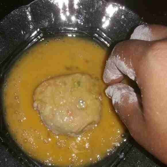 Celupkan ke dalam kocokan telur.