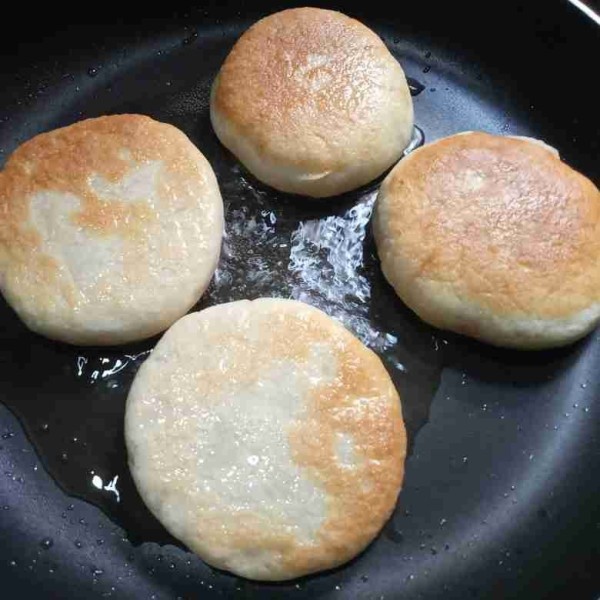 Setelah satu sisi kecoklatan, balikkan dan goreng hingga matang, angkat, tiriskan dan siap disajikan.