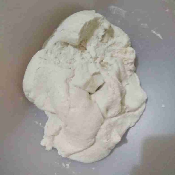 Aduk hingga menjadi adonan yang kalis.