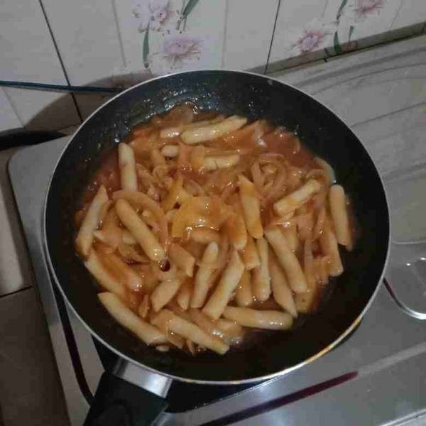 Masukkan irisan bawang bombay dan adonan teokkbokki kemudian masak hingga kuah menyusut. Koreksi rasa dan siap disajikan saat dirasa sudah pas.