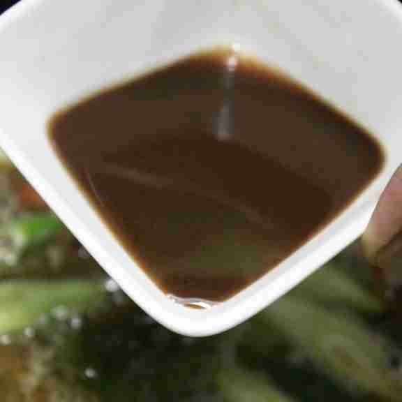 Masukkan air asam, kecap inggris, daun bawang rajang dan cabe.
