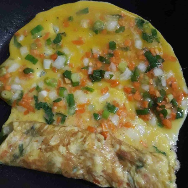 Gulung telur, lebihkan sedikit supaya menyatu bila di tambah telur, beri kocokan telur lagi, hingga adonan telur habis.