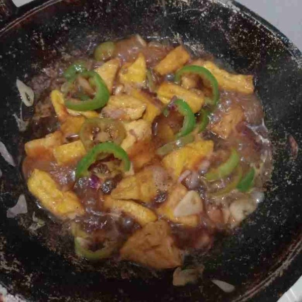 Tambahkan air, beri kecap manis,  saos tomat , saos tiram dan kaldu bubuk.